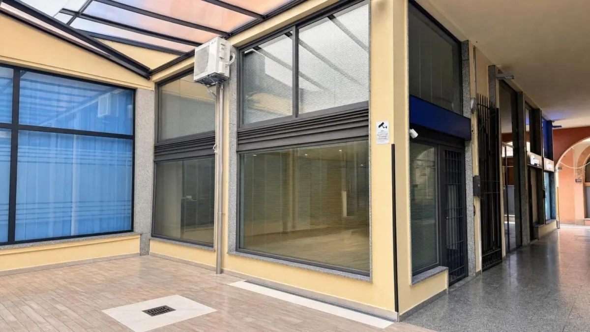 Cento – Ufficio completamente ristrutturato nel cuore della Galleria Maestri del Lavoro · foto 11