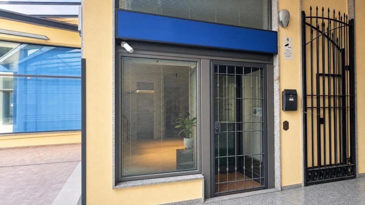 Cento – Ufficio completamente ristrutturato nel cuore della Galleria Maestri del Lavoro · foto 7