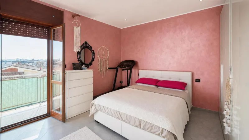 APPARTAMENTO COMPLETAMENTE RISTRUTTURATO CON DUE CAMERE MATRIMONIALI E DUE BALCONI · foto 2