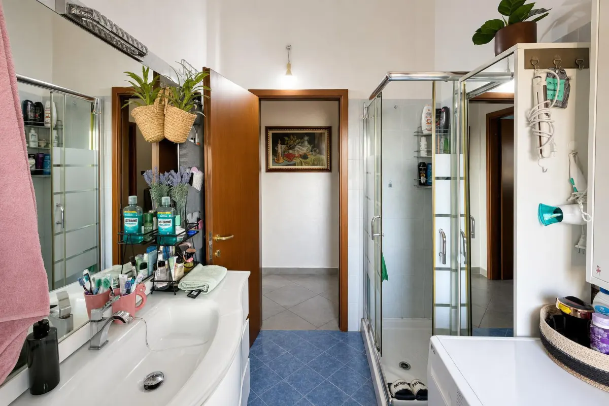 APPARTAMENTO COMPLETAMENTE RISTRUTTURATO CON DUE CAMERE MATRIMONIALI E DUE BALCONI · foto 16