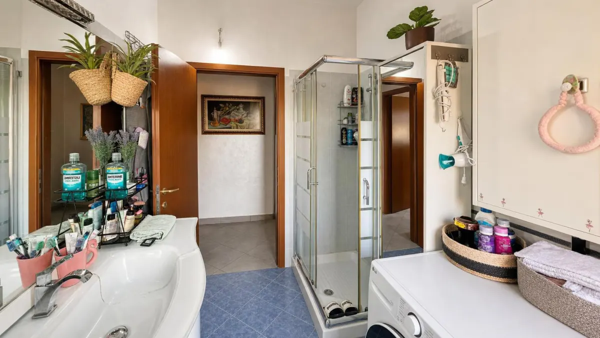 APPARTAMENTO COMPLETAMENTE RISTRUTTURATO CON DUE CAMERE MATRIMONIALI E DUE BALCONI · foto 19