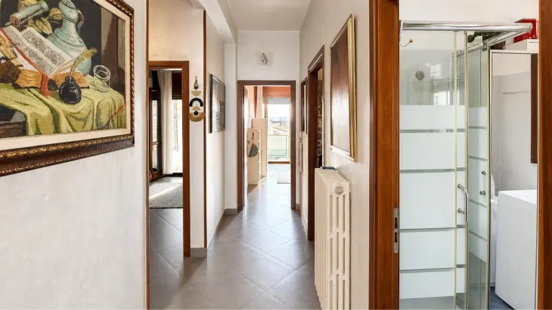 APPARTAMENTO COMPLETAMENTE RISTRUTTURATO CON DUE CAMERE MATRIMONIALI E DUE BALCONI · foto 3