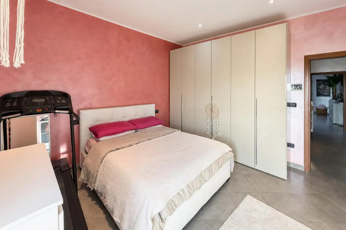 APPARTAMENTO COMPLETAMENTE RISTRUTTURATO CON DUE CAMERE MATRIMONIALI E DUE BALCONI · foto 22