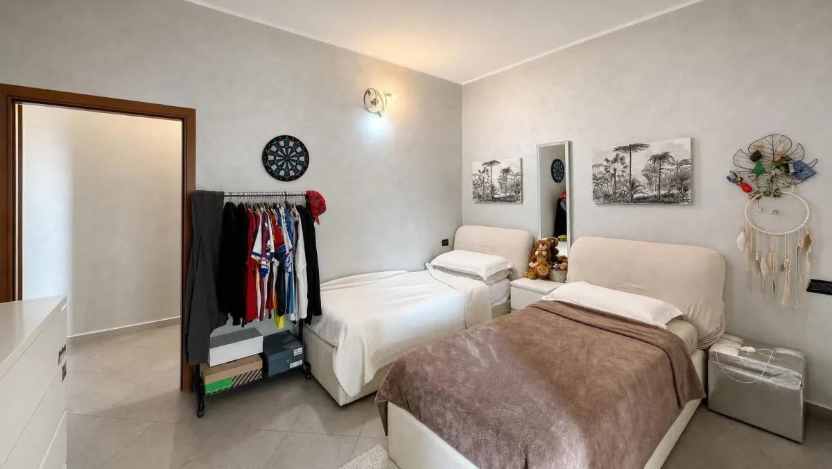 APPARTAMENTO COMPLETAMENTE RISTRUTTURATO CON DUE CAMERE MATRIMONIALI E DUE BALCONI · foto 23
