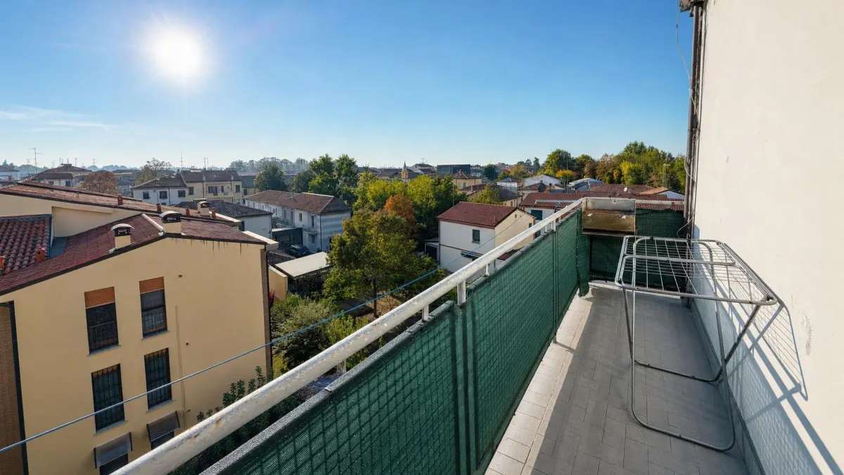APPARTAMENTO COMPLETAMENTE RISTRUTTURATO CON DUE CAMERE MATRIMONIALI E DUE BALCONI · foto 27