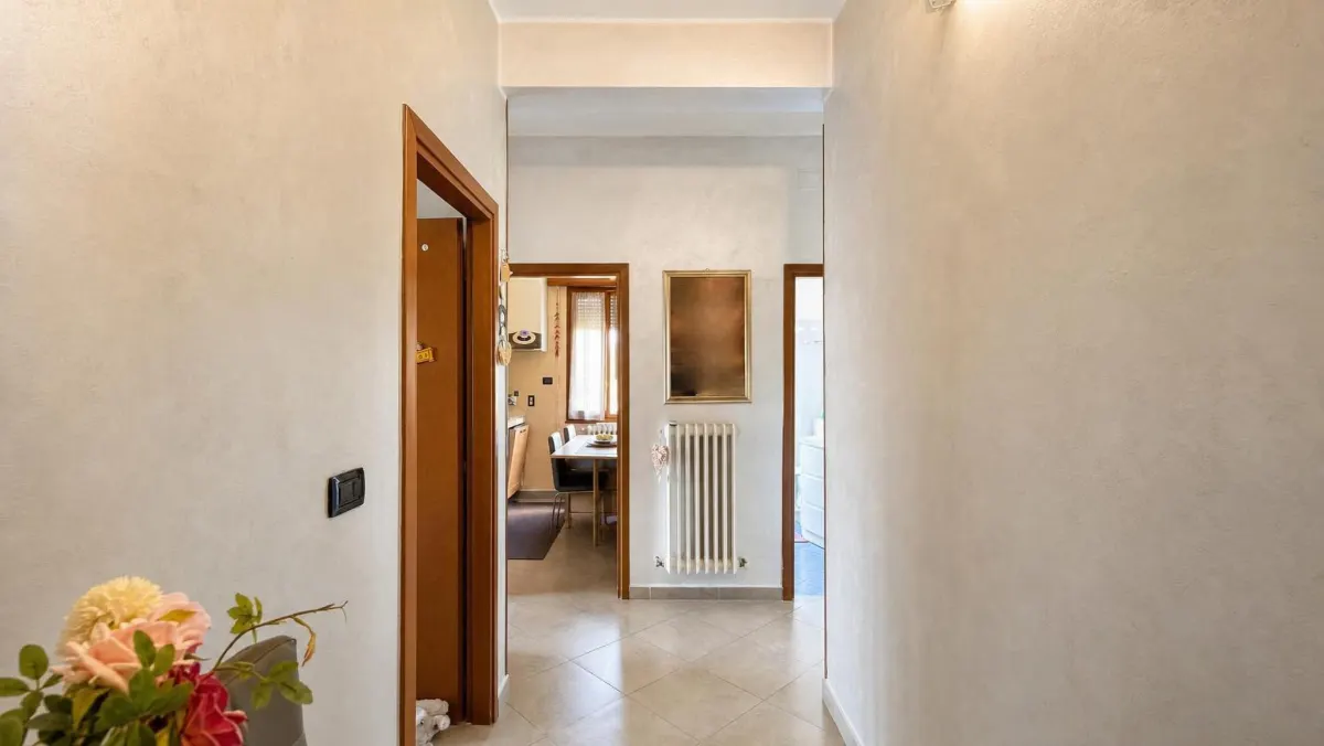 APPARTAMENTO COMPLETAMENTE RISTRUTTURATO CON DUE CAMERE MATRIMONIALI E DUE BALCONI · foto 7
