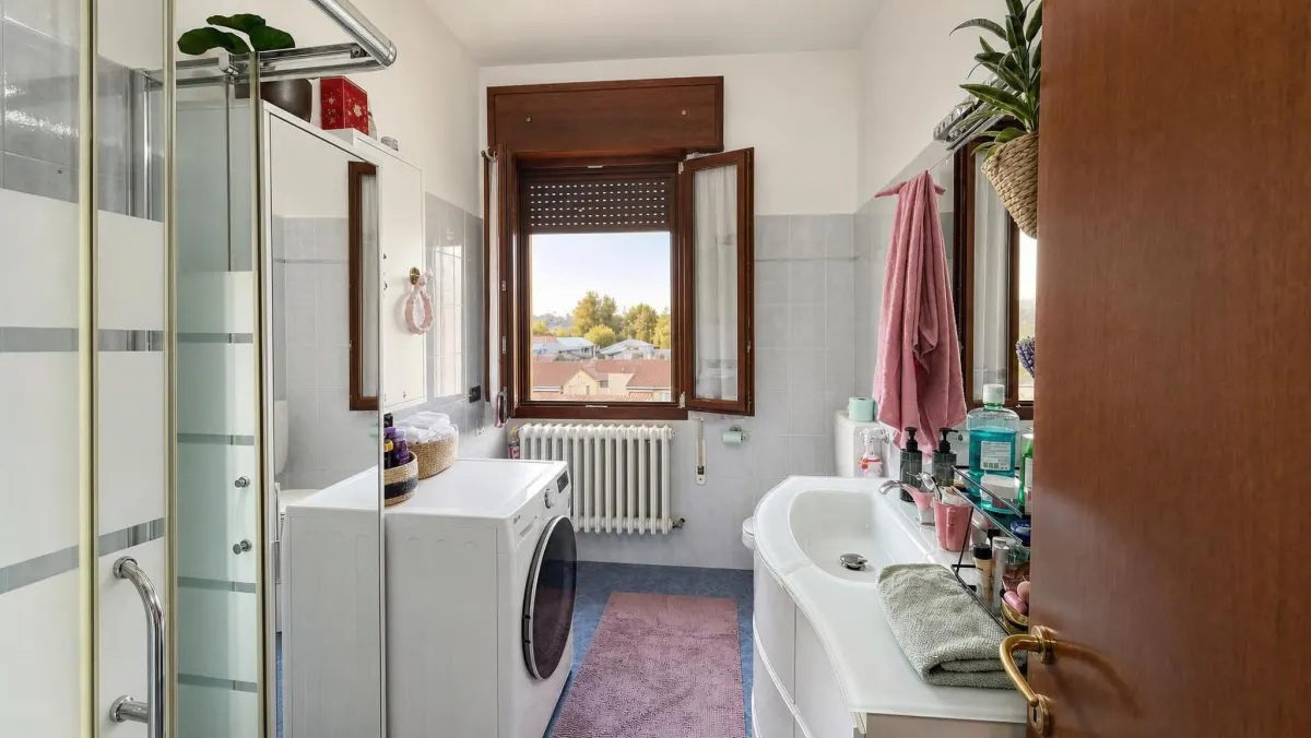 APPARTAMENTO COMPLETAMENTE RISTRUTTURATO CON DUE CAMERE MATRIMONIALI E DUE BALCONI · foto 9