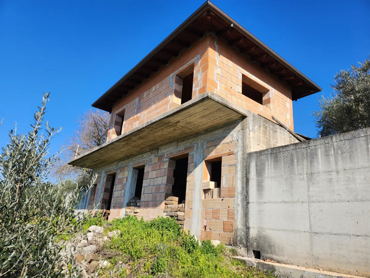 Terreno in zona collinare con fabbricato · foto 1