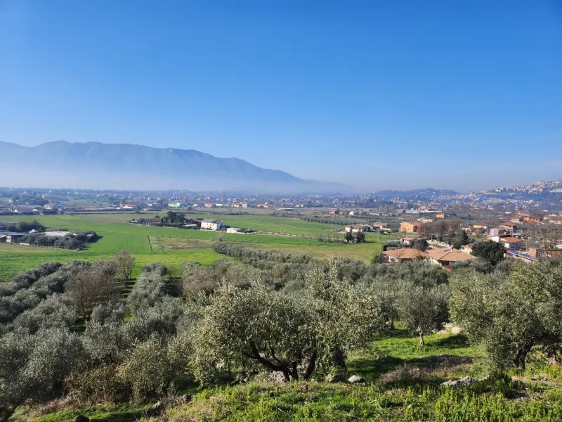 Terreno in zona collinare con fabbricato · foto 2