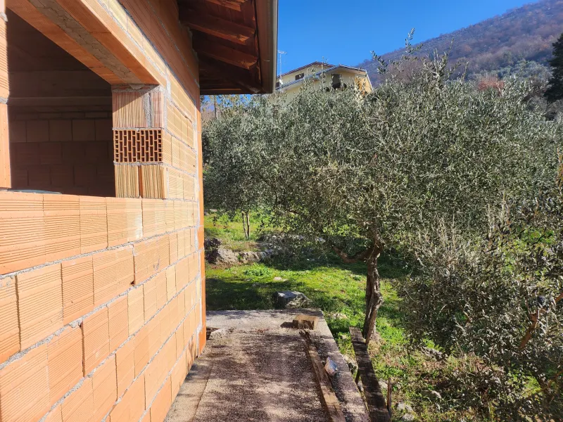 Terreno in zona collinare con fabbricato · foto 3