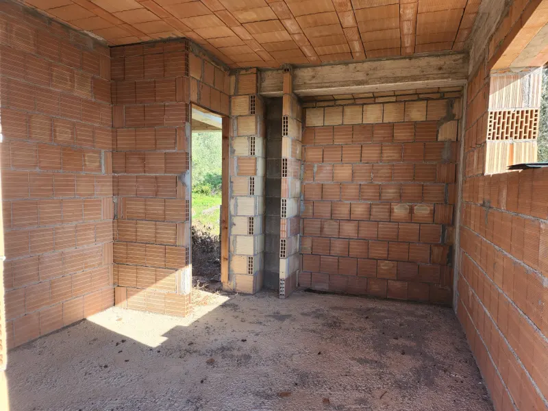 Terreno in zona collinare con fabbricato · foto 4