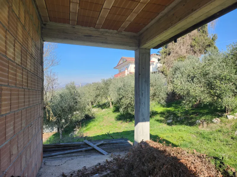 Terreno in zona collinare con fabbricato · foto 5