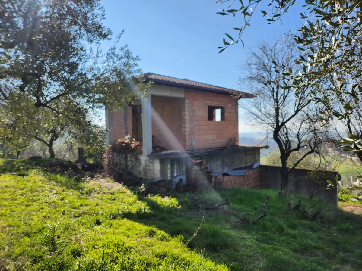 Terreno in zona collinare con fabbricato · foto 7