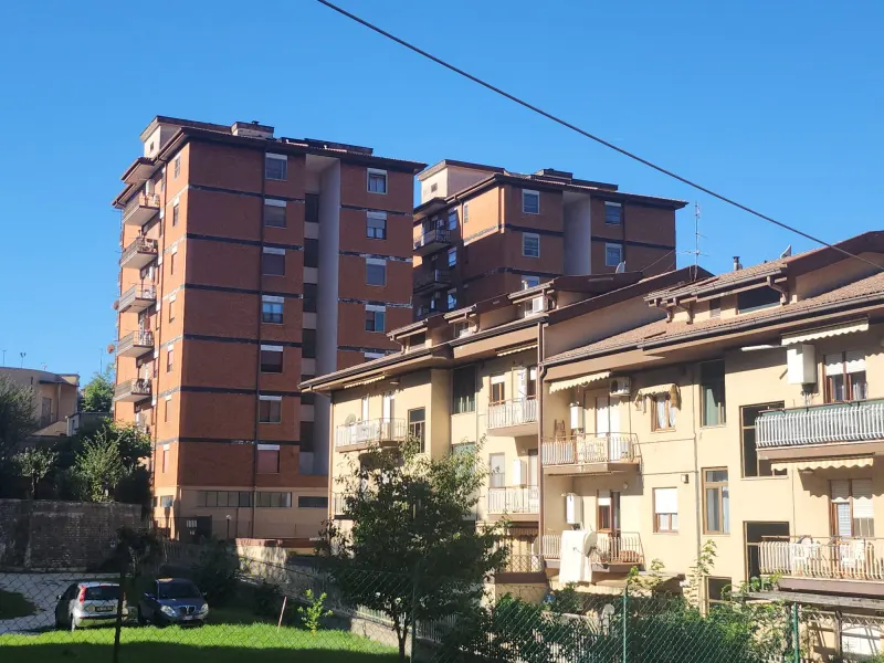 Vendesi ampio e luminoso appartamento · foto 2