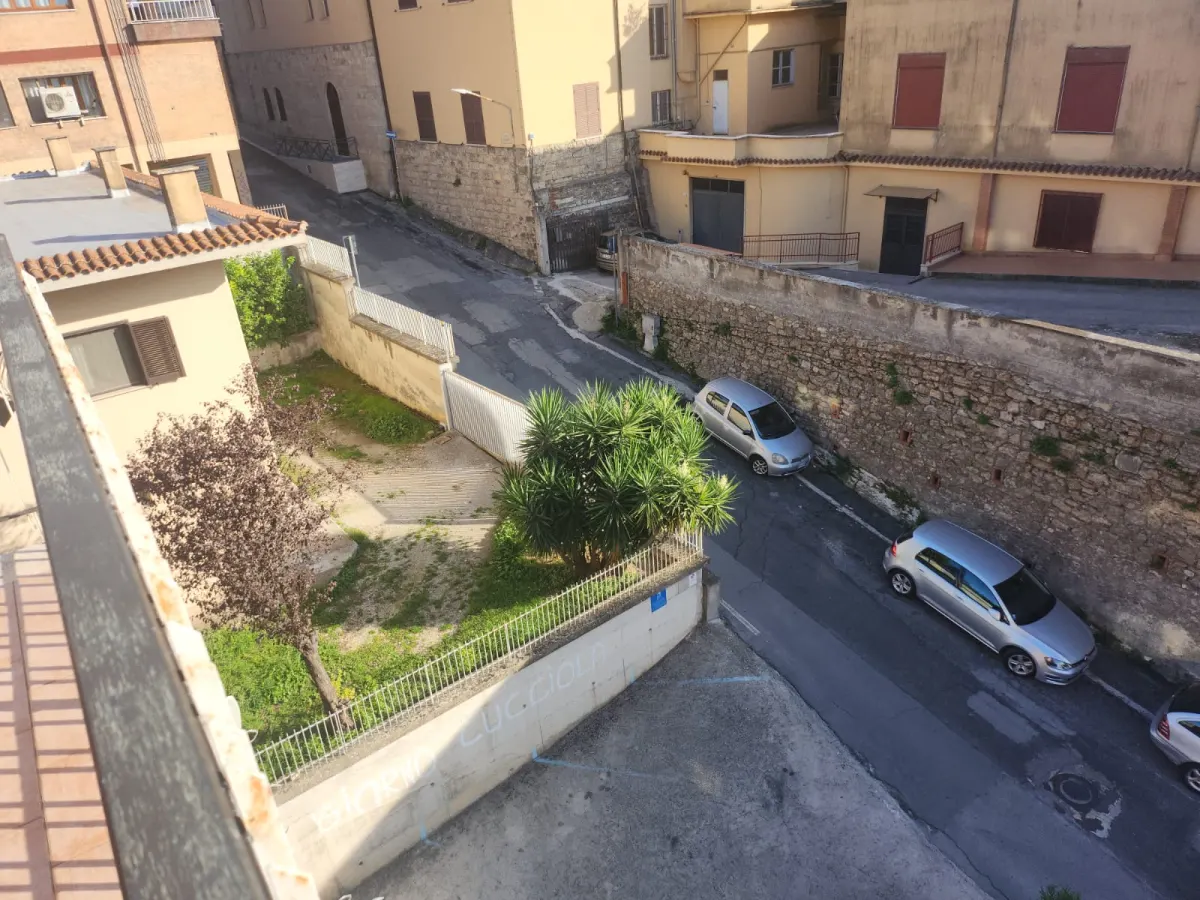 Vendesi ampio e luminoso appartamento · foto 12