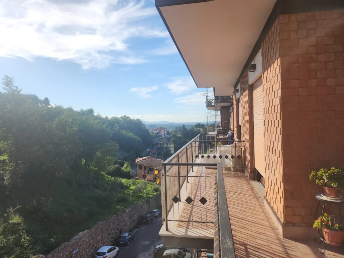 Vendesi ampio e luminoso appartamento · foto 13