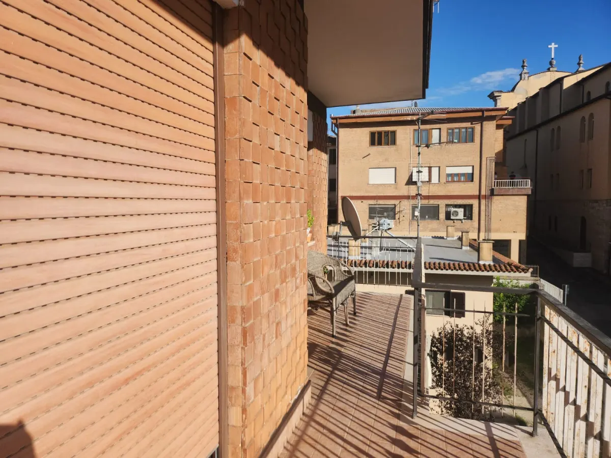Vendesi ampio e luminoso appartamento · foto 15