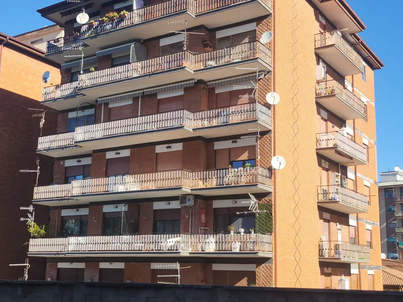 Vendesi ampio e luminoso appartamento · foto 3