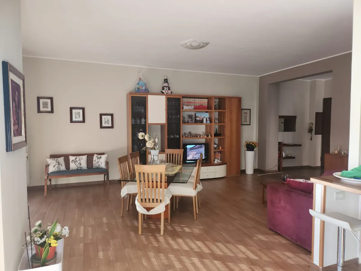 Vendesi ampio e luminoso appartamento · foto 24