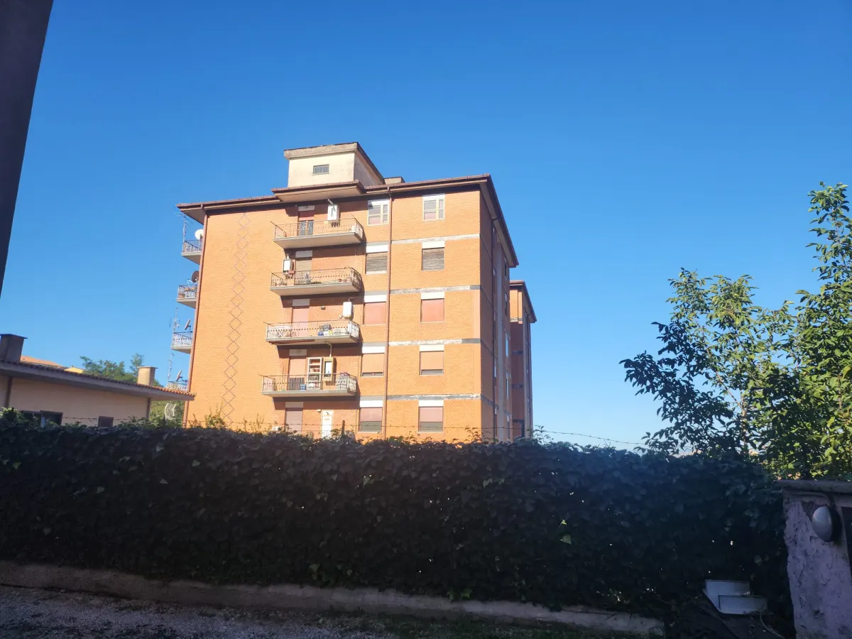 Vendesi ampio e luminoso appartamento · foto 7