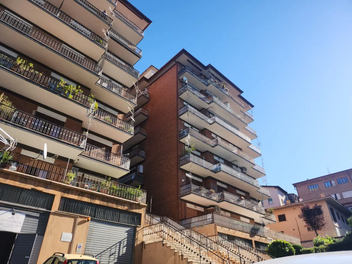 Vendesi ampio e luminoso appartamento · foto 8
