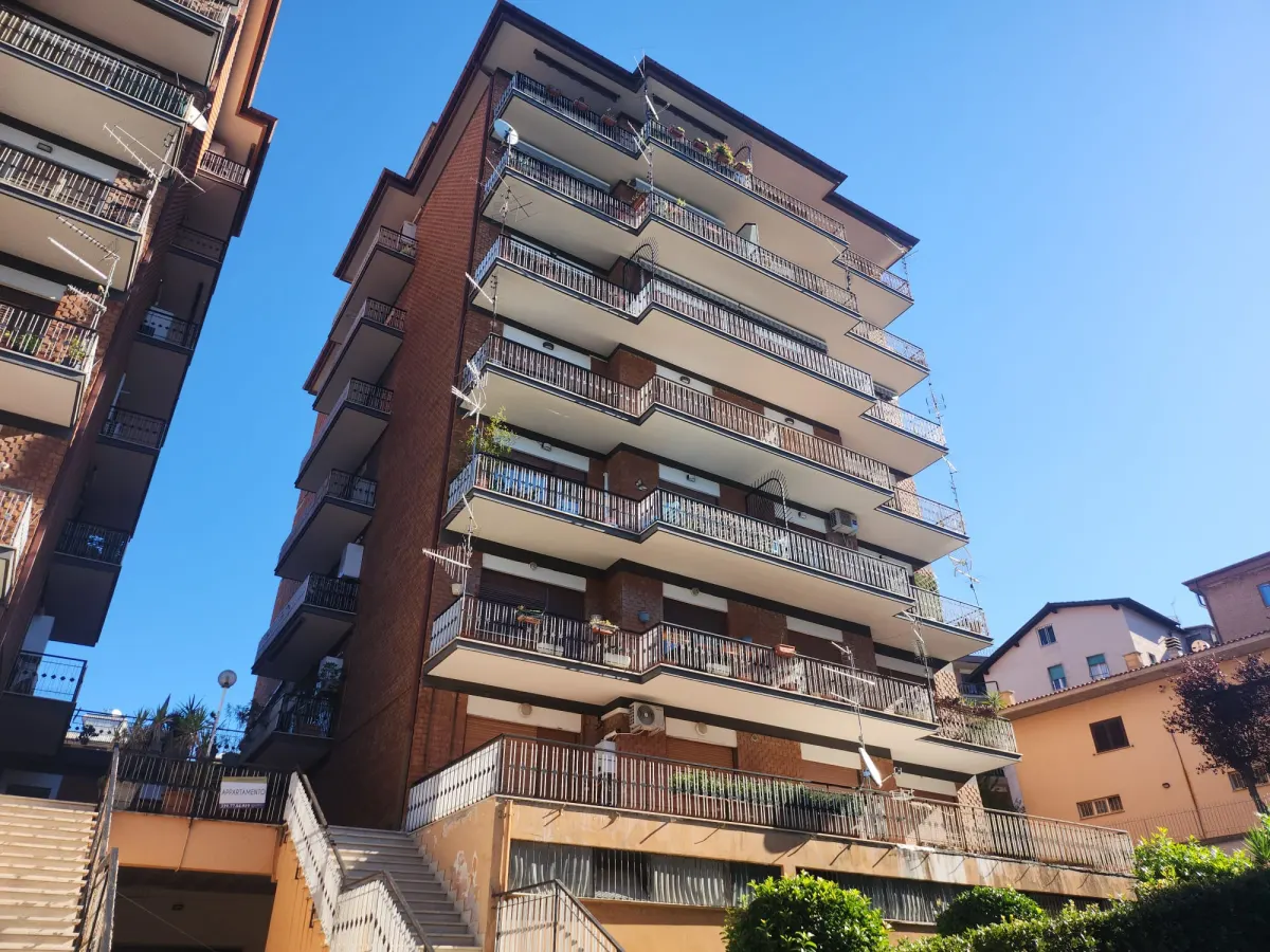 Vendesi ampio e luminoso appartamento · foto 9