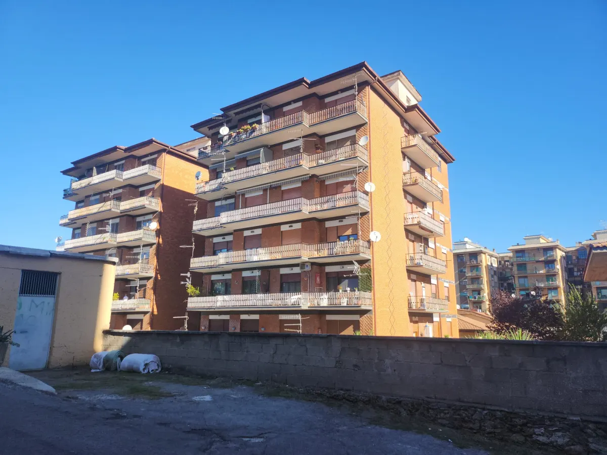 Vendesi ampio e luminoso appartamento · foto 10