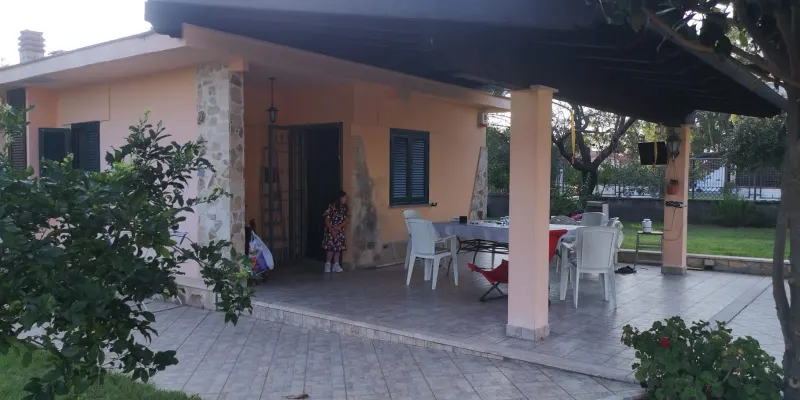 casa indipendente con piscina a Terracina