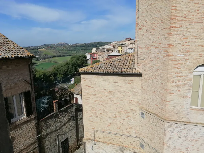 Immobile di valore storico sulle mura si Civitanova Alta. Cielo terra  su 3 livelli piu' grotta al piano sottostrada, con giardino e chiostro con pozzo a Civitanova Marche