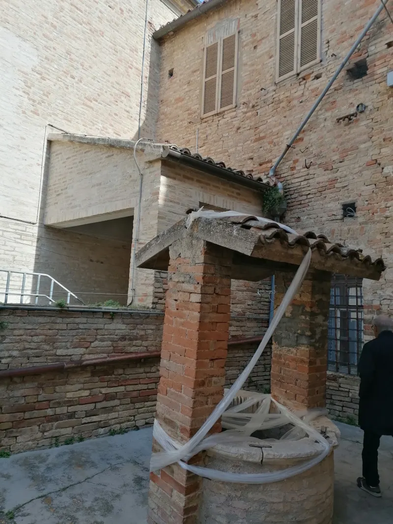 Immobile di valore storico sulle mura si Civitanova Alta. Cielo terra  su 3 livelli piu' grotta al piano sottostrada, con giardino e chiostro con pozzo · foto 3