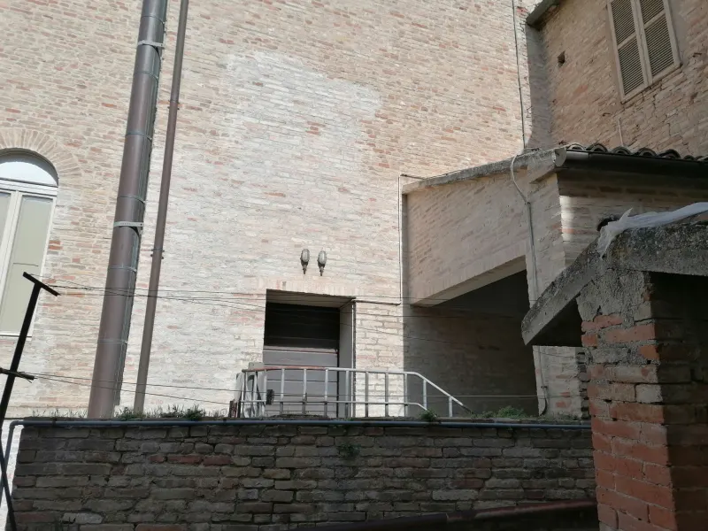 Immobile di valore storico sulle mura si Civitanova Alta. Cielo terra  su 3 livelli piu' grotta al piano sottostrada, con giardino e chiostro con pozzo · foto 4