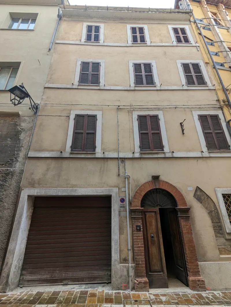 Abitazione a schiera ex foresteria di un antico convento a Camerino