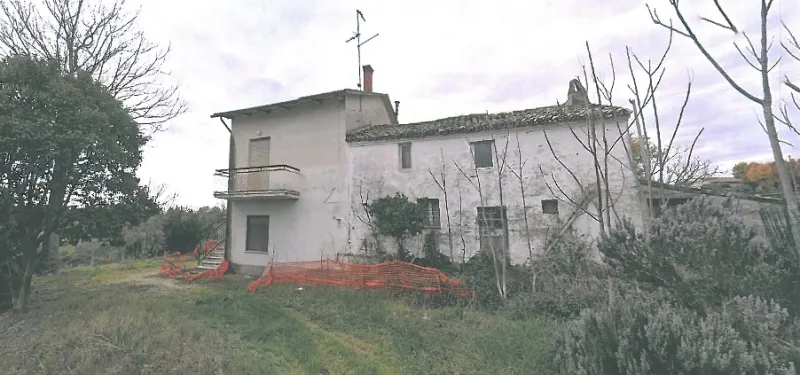 Casa di campagna con corte e terreno agricolo a Morrovalle