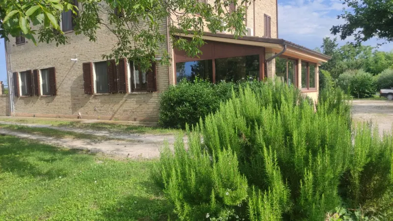 Appartamento al piano terra di ampia metratura con ingresso indipendente e ampio porticato con 1900 mq. di giardino in casale marchigiano a Civitanova Marche