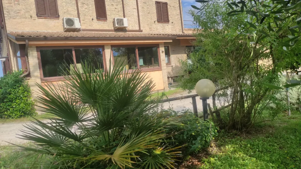 Appartamento al piano terra di ampia metratura con ingresso indipendente e ampio porticato con 1900 mq. di giardino in casale marchigiano · foto 11