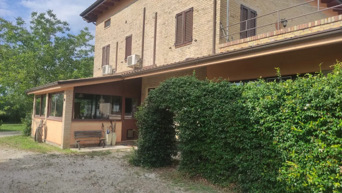 Appartamento al piano terra di ampia metratura con ingresso indipendente e ampio porticato con 1900 mq. di giardino in casale marchigiano · foto 16