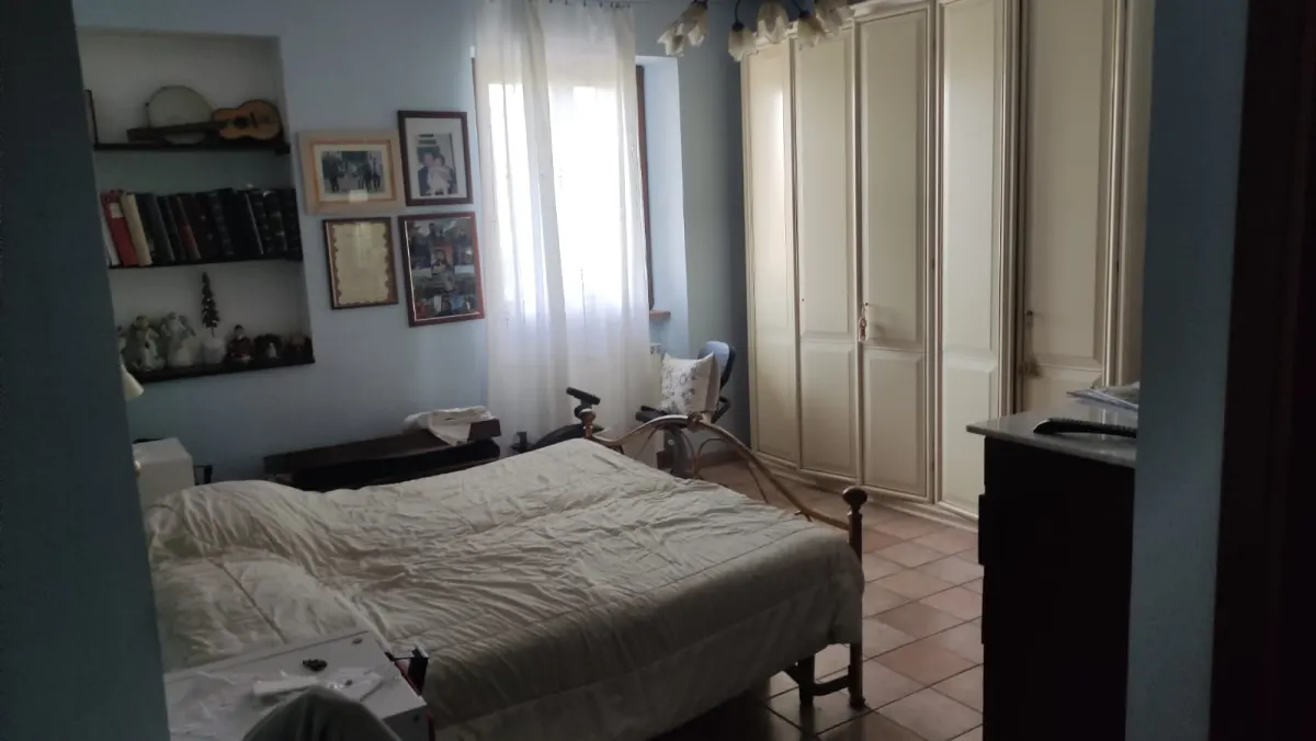 Appartamento al piano terra di ampia metratura con ingresso indipendente e ampio porticato con 1900 mq. di giardino in casale marchigiano · foto 17