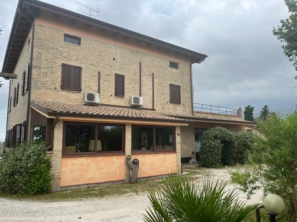 Appartamento al piano terra di ampia metratura con ingresso indipendente e ampio porticato con 1900 mq. di giardino in casale marchigiano · foto 7