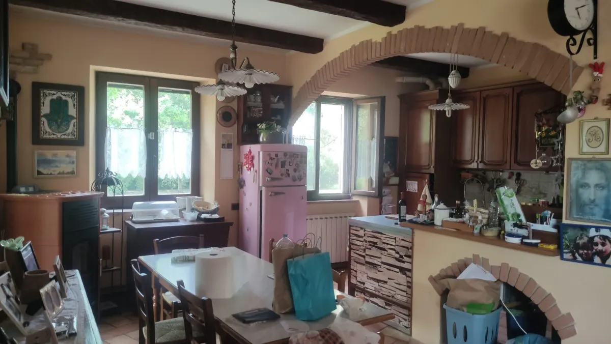 Appartamento al piano terra di ampia metratura con ingresso indipendente e ampio porticato con 1900 mq. di giardino in casale marchigiano · foto 8