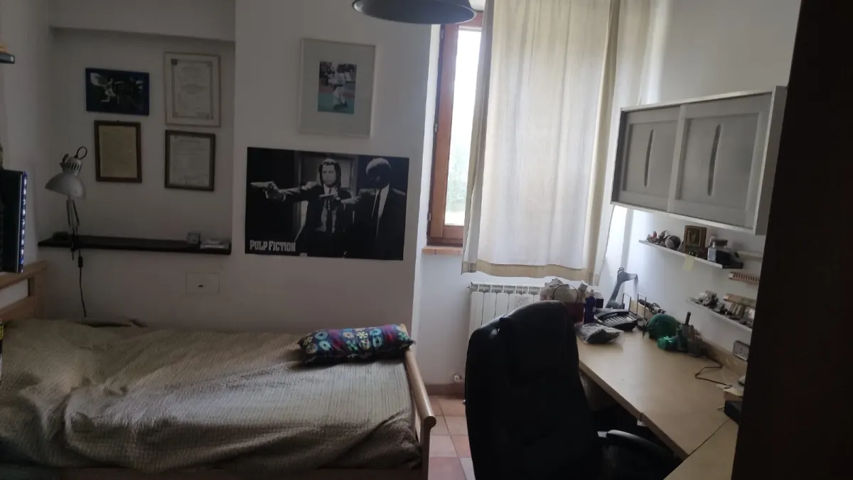 Appartamento al piano terra di ampia metratura con ingresso indipendente e ampio porticato con 1900 mq. di giardino in casale marchigiano · foto 9
