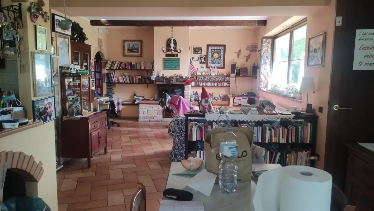 Appartamento al piano terra di ampia metratura con ingresso indipendente e ampio porticato con 1900 mq. di giardino in casale marchigiano · foto 10