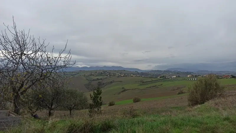 casale con ampia corte e accessori a Falerone