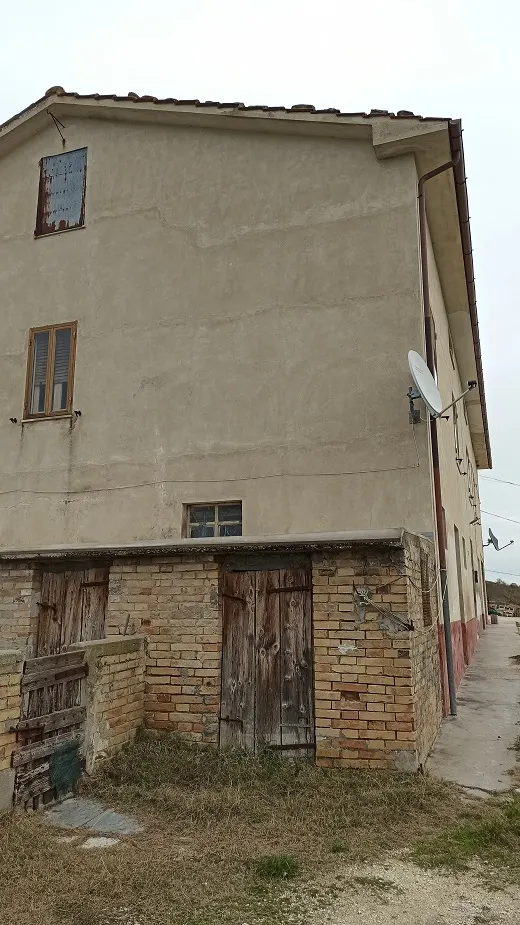 casale con ampia corte e accessori · foto 3