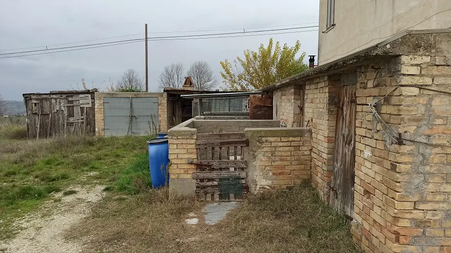 casale con ampia corte e accessori · foto 9