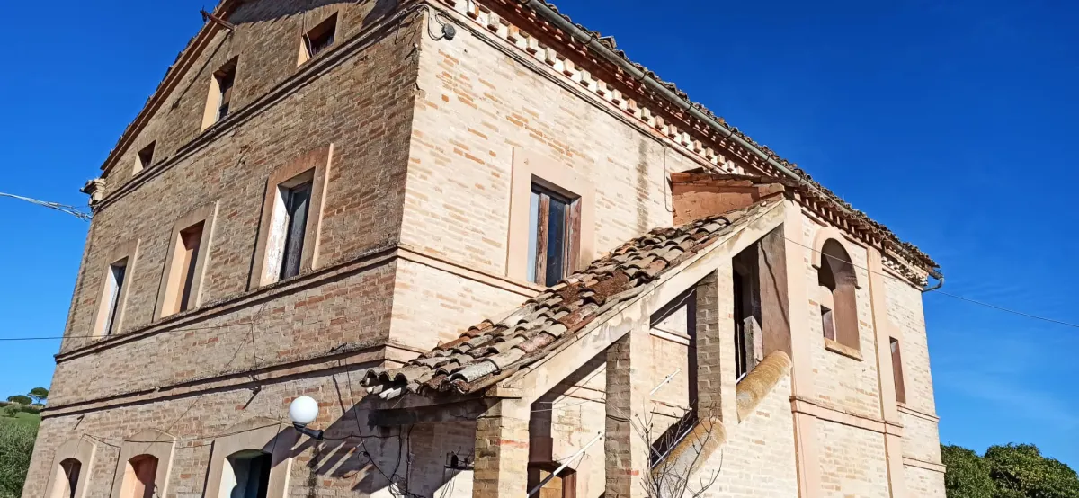 Casale marchigiano su 2 livelli con annesso e corte esclusiva piantumata · foto 1