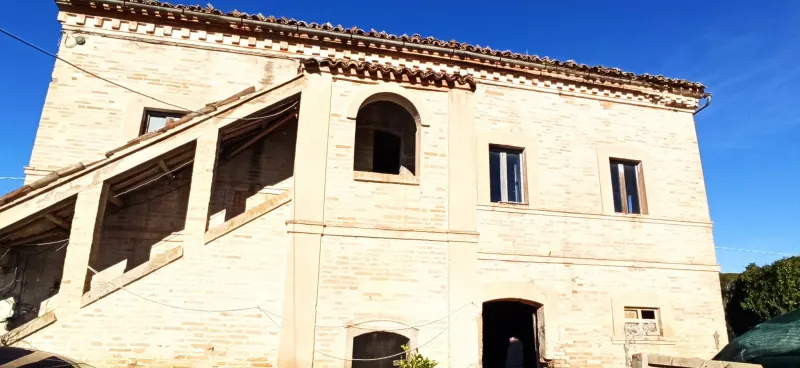Casale marchigiano su 2 livelli con annesso e corte esclusiva piantumata · foto 2