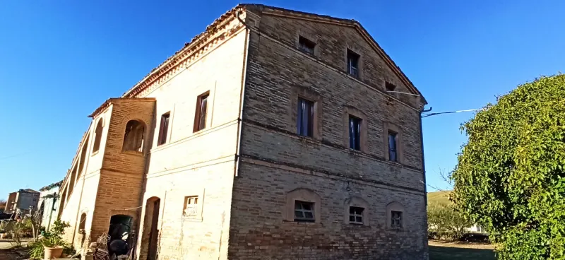 Casale marchigiano su 2 livelli con annesso e corte esclusiva piantumata · foto 4