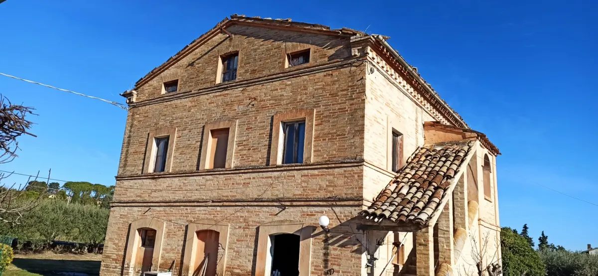 Casale marchigiano su 2 livelli con annesso e corte esclusiva piantumata · foto 7