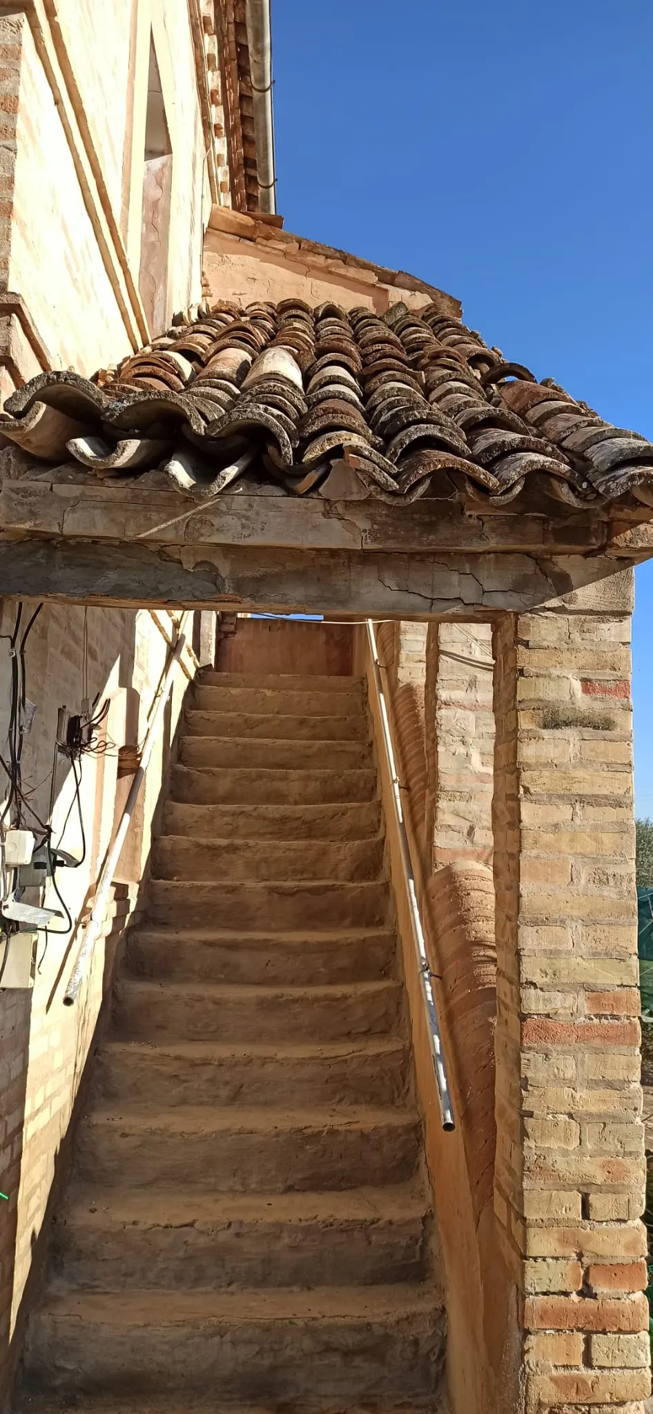 Casale marchigiano su 2 livelli con annesso e corte esclusiva piantumata · foto 9