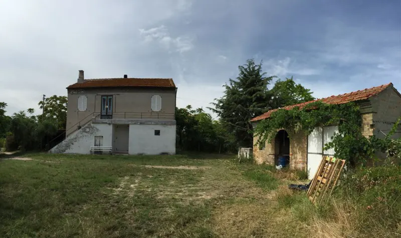 Casale marchigiano su 2 livelli piu' soffitta, porticato e ampio annesso, con corte di mq. 2000 ca. Posizione panoramica vista mare con  mq. 60.000 di terreno pianeggiante con 200 ulivi e alberi di frutto. a Sant'Elpidio A Mare